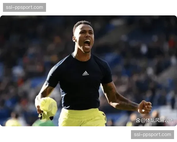 镜头语言:角旗区,对方后卫对萨卡的一次凶狠铲抢引发冲突