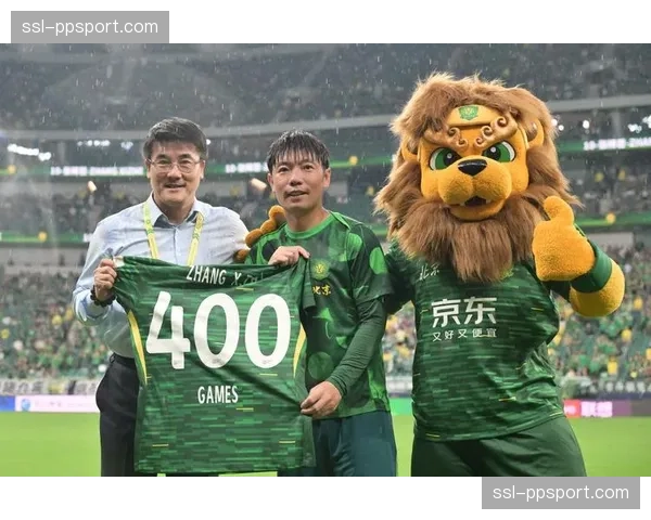 特写：老将张琳芃完成中超400场里程碑，赛后获全队掌声致敬