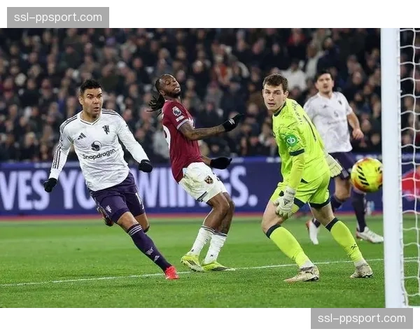 现场:帕尔默点射破门后冲向客队看区庆祝,引发主场球迷投掷杂物 现场:帕尔默点射破门后冲向客队看区庆祝,引发主场球迷投掷杂物